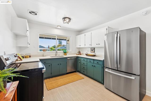 3129 Deseret Dr, Richmond CA: https://media.crmls.org/mediaz/486165d7-a6f7-4089-98fa-918dec9f970b.jpg