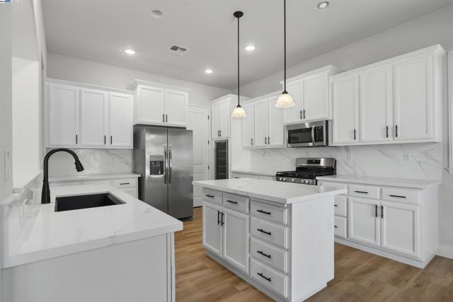 1060 swan river ct, Vacaville CA: https://media.crmls.org/mediaz/486183bc-f0b7-42f0-9870-49e16efce20c.jpg