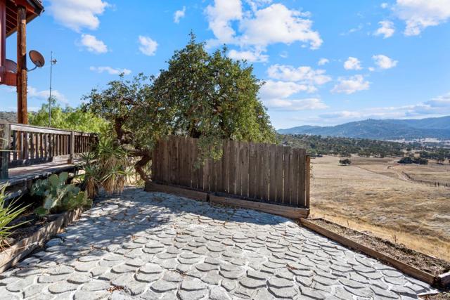 20101 Panoche Road, Paicines CA: https://media.crmls.org/mediaz/48625790-bc0a-48aa-a979-2c61803ac0b9.jpg