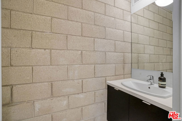 3450 Cahuenga Boulevard, Los Angeles CA: https://media.crmls.org/mediaz/48625dd7-913c-49ab-9c8d-47c30ca630a4.jpg
