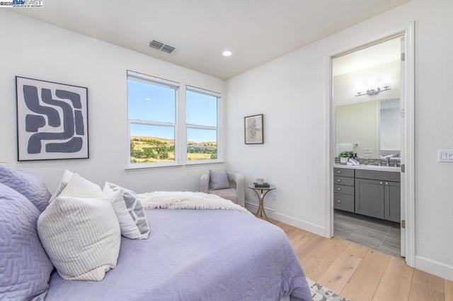 7018 Stags Leap Ln, Dublin CA: https://media.crmls.org/mediaz/48632929-111f-456a-b3e6-553c2741b8cc.jpg