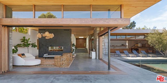 6708 Wildlife Road, Malibu CA: https://media.crmls.org/mediaz/48642d11-5209-4091-bc2a-686ba3f51d10.jpg