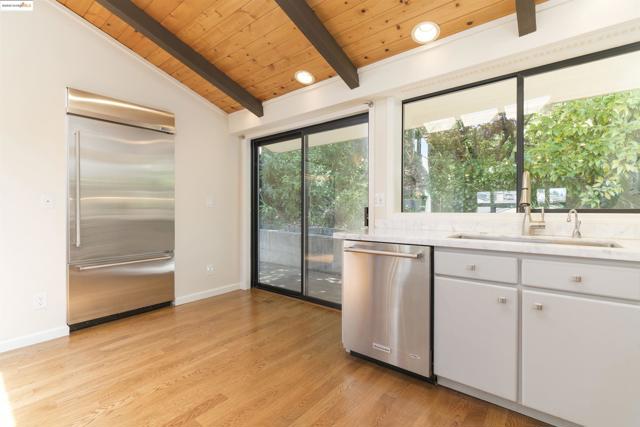 1881 Grand View Drive, Oakland CA: https://media.crmls.org/mediaz/48643d7e-2d0b-46fa-80ee-7d57f2d2dbc2.jpg