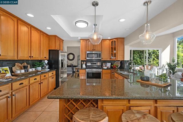 2460 Sky Rd, Walnut Creek CA: https://media.crmls.org/mediaz/48647467-d216-4f4e-8084-12b3c2c2442e.jpg