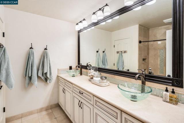 4040 Westminster Pl, Danville CA: https://media.crmls.org/mediaz/4864a832-cbd5-4116-98b2-d7b2ef05e953.jpg