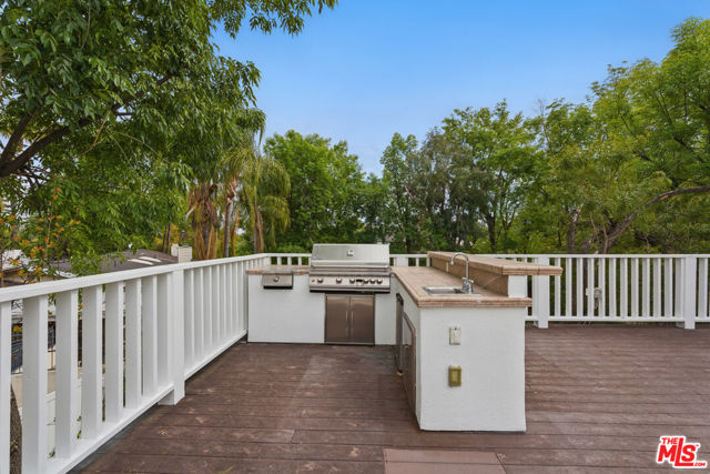 5220 Melvin Avenue, Tarzana CA: https://media.crmls.org/mediaz/486901e9-c41e-4fb3-b6fc-daaaaf0d1c18.jpg