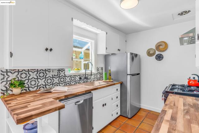 7231 Plank Ave, El Cerrito CA: https://media.crmls.org/mediaz/48690333-9db8-43ce-a13a-f550d6927bb4.jpg