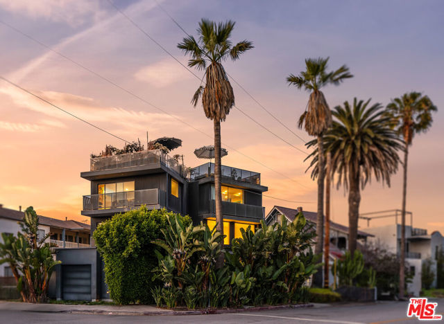 407 Rialto Avenue, Venice CA: https://media.crmls.org/mediaz/48698557-3132-416e-9e15-96d3388d2b3f.jpg