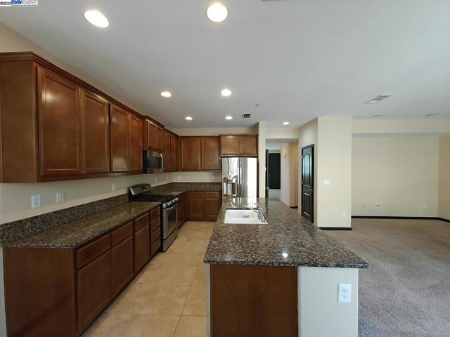 7283 Abbey Dr, Vallejo CA: https://media.crmls.org/mediaz/486b4057-e5d9-4330-a1e8-0d38caebb7d0.jpg