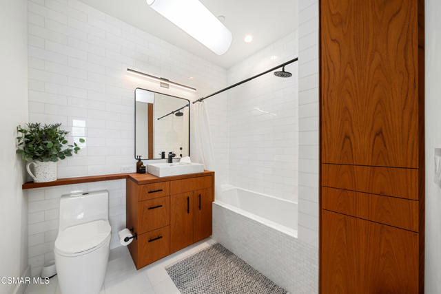 33433 Decker School Road, Malibu CA: https://media.crmls.org/mediaz/486b42e7-d27b-4a2e-821c-df388f6d6553.jpg