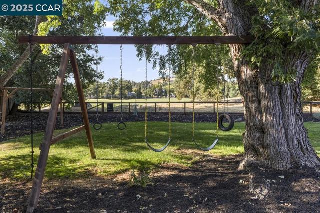 280 Fairway Dr, Danville CA: https://media.crmls.org/mediaz/486b597e-853b-4f6f-bf16-40b17ebd3c24.jpg