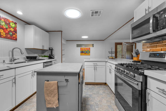 40 Country Club Drive, Palm Desert CA: https://media.crmls.org/mediaz/486b6dc0-51cd-47b0-b1c3-0949e76fcfa6.jpg