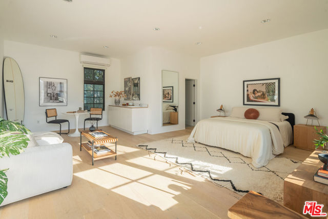 509 Santa Clara Avenue, Venice CA: https://media.crmls.org/mediaz/486bc802-45a5-4079-b080-3b026269992e.jpg