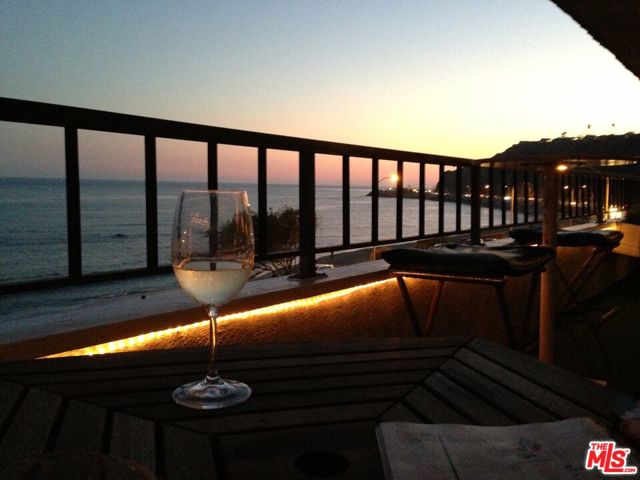 18000 Coastline Drive, Malibu CA: https://media.crmls.org/mediaz/486be0b3-a776-44e6-a47d-ae8a288b6588.jpg