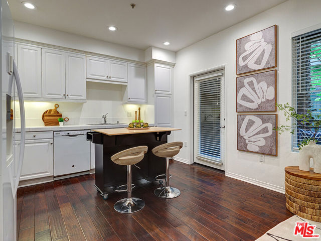 6020 S Seabluff Drive, Playa Vista CA: https://media.crmls.org/mediaz/486c9a2b-63cf-4077-a8fd-53f914f30891.jpg