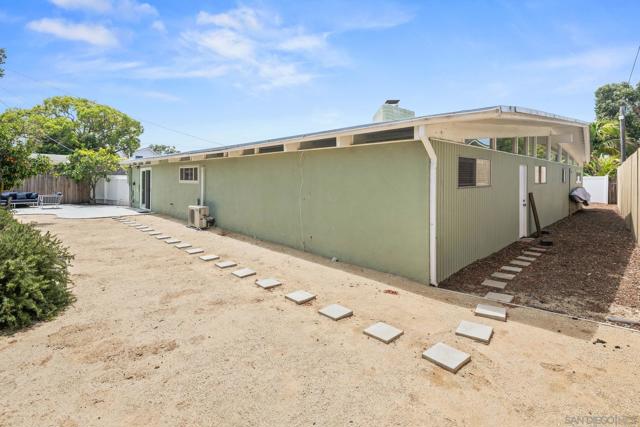 435 Country Club Ln, Coronado CA: https://media.crmls.org/mediaz/486d236f-491d-4faa-8dbf-ba33c4607bc5.jpg
