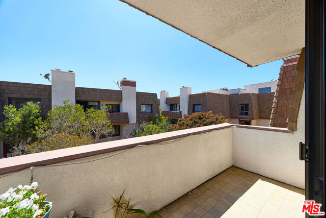 8828 Pershing Drive, Playa del Rey CA: https://media.crmls.org/mediaz/486dbbfc-8e80-4987-abfa-4b8763ae8f76.jpg