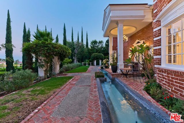 725 N Faring Road, Los Angeles CA: https://media.crmls.org/mediaz/486dcb15-42c4-4658-b138-42ee1bbe140b.jpg