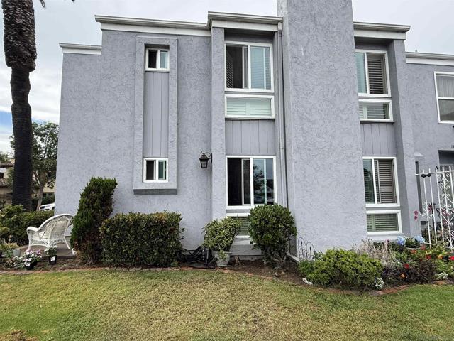 1074 Isabella Avenue, Coronado CA: https://media.crmls.org/mediaz/486e8b80-4d58-43e5-b394-535b82cf5058.jpg