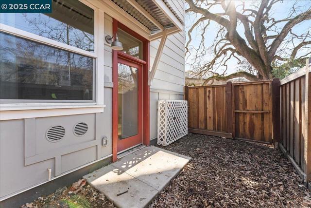 100 Esperanza Place, Walnut Creek CA: https://media.crmls.org/mediaz/486ea474-5fa2-494d-8519-9402e1437265.jpg