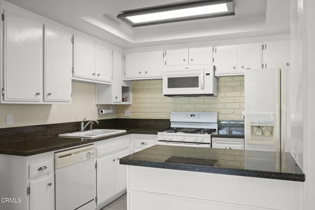 658 Holly Avenue, Oxnard CA: https://media.crmls.org/mediaz/486ed264-658e-4f6b-8f29-b05673153049.jpg