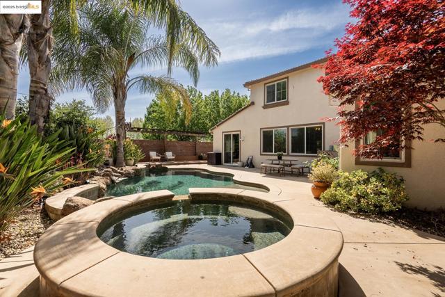 719 Monte Verde Ln, Brentwood CA: https://media.crmls.org/mediaz/486edc76-eaa2-470c-8886-01fbfe83c583.jpg