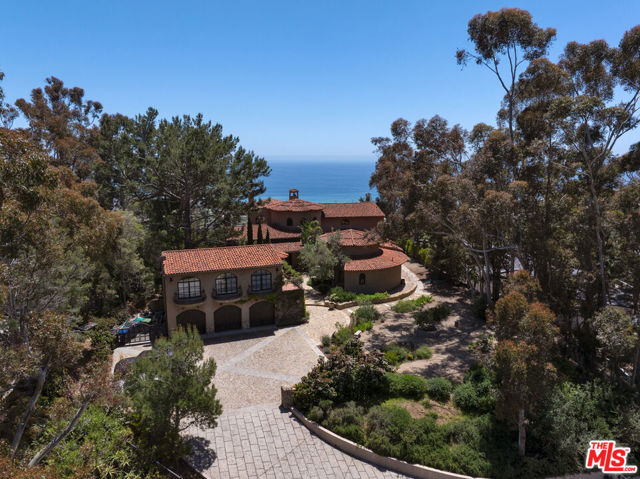 23806 Malibu Crest Drive, Malibu CA: https://media.crmls.org/mediaz/486f04ea-40ad-488d-a384-55f8d93014c1.jpg
