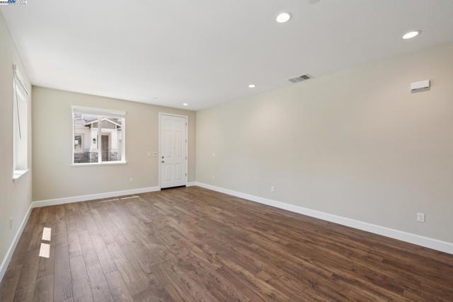 1305 Sunningdale Lane, Fairfield CA: https://media.crmls.org/mediaz/48706021-6ac1-41b9-9bfe-4cc1199d1856.jpg