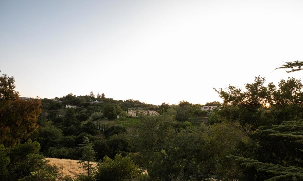 https://media.crmls.org/mediaz/48715e46-1d1b-43f3-8517-d3011140726c.jpg?preset=X-Large