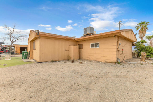 28300 Desert Charm Road, Desert Hot Springs CA: https://media.crmls.org/mediaz/4871a1c7-8b92-41cc-8dbb-27e8fbeb5320.jpg