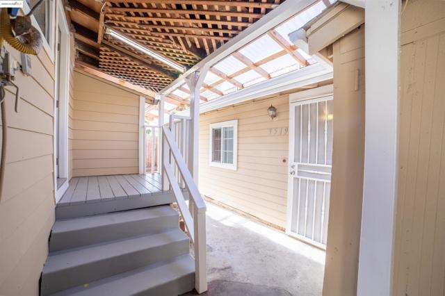 3517 Allendale Ave, Oakland CA: https://media.crmls.org/mediaz/487253a0-7b3f-4b86-84b6-3c9a0ac4e14f.jpg