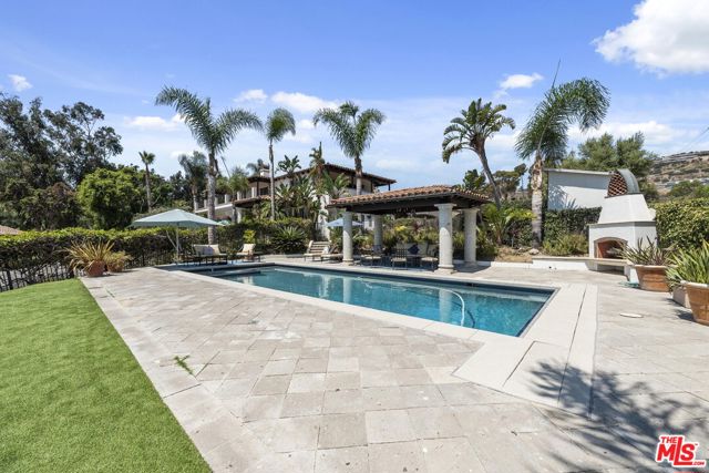 27355 Pacific Coast Highway, Malibu CA: https://media.crmls.org/mediaz/4872ae67-7204-46c6-80b7-4b0c6a90cb4b.jpg