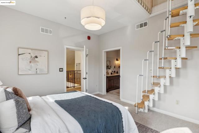 6300 Shattuck Ave, Oakland CA: https://media.crmls.org/mediaz/48737d52-ccd4-4ed8-b76a-4ab8931e2627.jpg