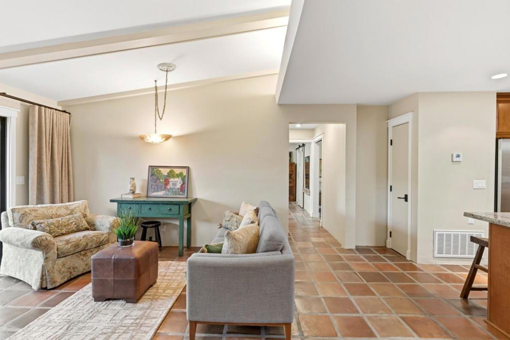 https://media.crmls.org/mediaz/48750348-5cbb-448d-ae54-3d685fb43159.jpg?preset=X-Large