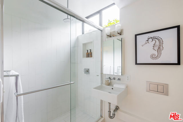 520 Broadway Street, Venice CA: https://media.crmls.org/mediaz/48765a02-145d-48b1-8669-0abc8b1dc04b.jpg