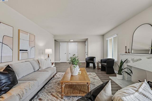 2702 Chinook Ct, Union City CA: https://media.crmls.org/mediaz/48765f95-ec5e-4214-b3c7-0af6a92168b1.jpg