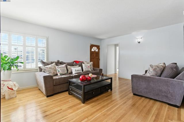 923 90Th Ave, Oakland CA: https://media.crmls.org/mediaz/4876cbac-2a01-4aa5-b149-ec96c1370dc2.jpg