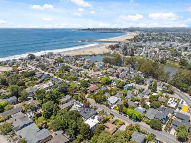399 13th Avenue, Santa Cruz CA: https://media.crmls.org/mediaz/48771026-44a4-4316-8a32-6384c88ea97a.jpg