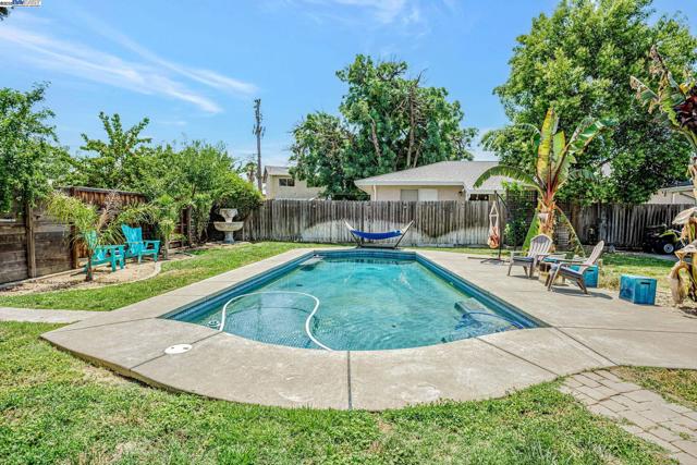 360 Calmace Dr, Dixon CA: https://media.crmls.org/mediaz/48777eb4-0c5e-4208-a519-8bd64e511398.jpg
