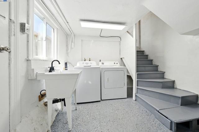 3288 School Street, Oakland CA: https://media.crmls.org/mediaz/48778f6b-74ba-42c6-bd21-bd641b5b22a2.jpg