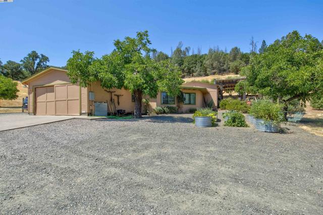 5281 Chiles Pope Valley Rd,  CA: https://media.crmls.org/mediaz/4877d5d1-1111-4767-bffc-e8b795faaaa8.jpg