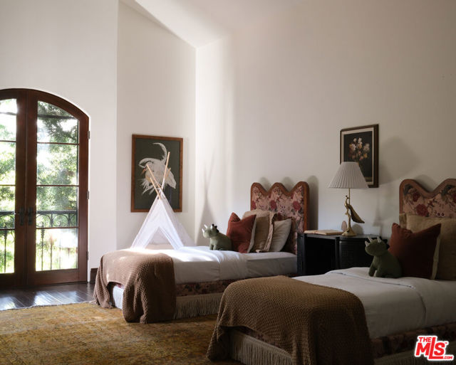 9301 Cherokee Lane, Beverly Hills CA: https://media.crmls.org/mediaz/48784e1f-983b-40be-b7a1-35d3a402ec19.jpg