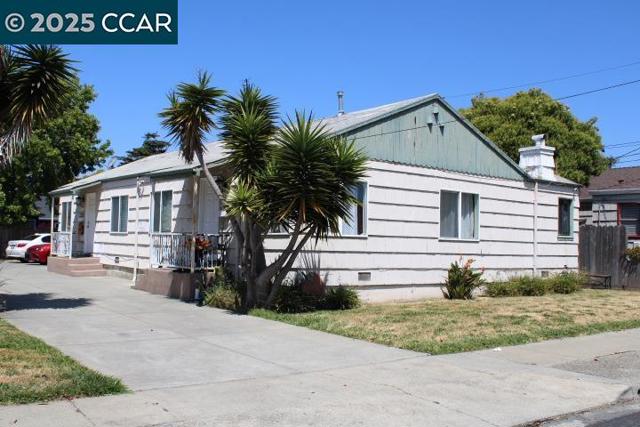 835 33Rd St, Richmond CA: https://media.crmls.org/mediaz/48787135-55f1-48f1-af59-68d241478adb.jpg