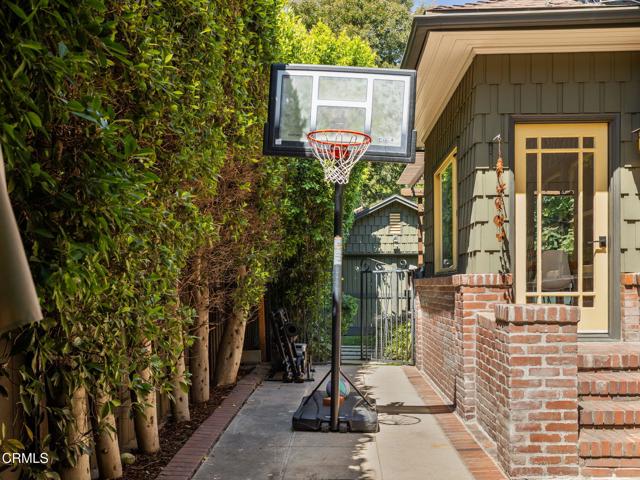 1327 Campbell Street, Glendale CA: https://media.crmls.org/mediaz/48788f88-d0d1-4add-93b7-51e202265b1e.jpg