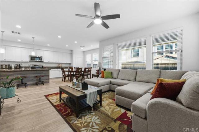 Detail Gallery Image 2 of 52 For 1184 Calle Oroblanco #3,  Chula Vista,  CA 91913 - 3 Beds | 3 Baths