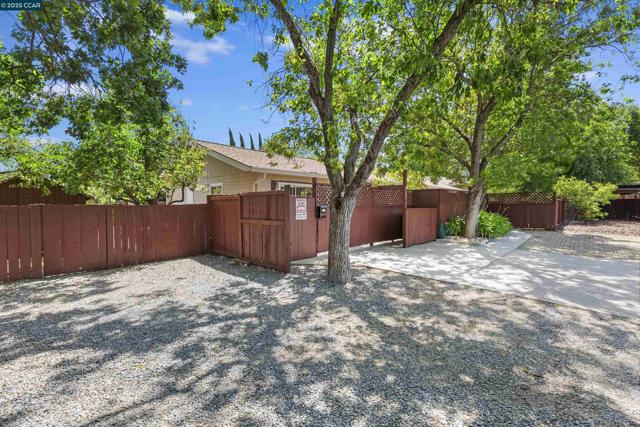 828 Bancroft Rd, Walnut Creek CA: https://media.crmls.org/mediaz/487b0e4b-d6ab-4623-81ac-4d060b8fd628.jpg