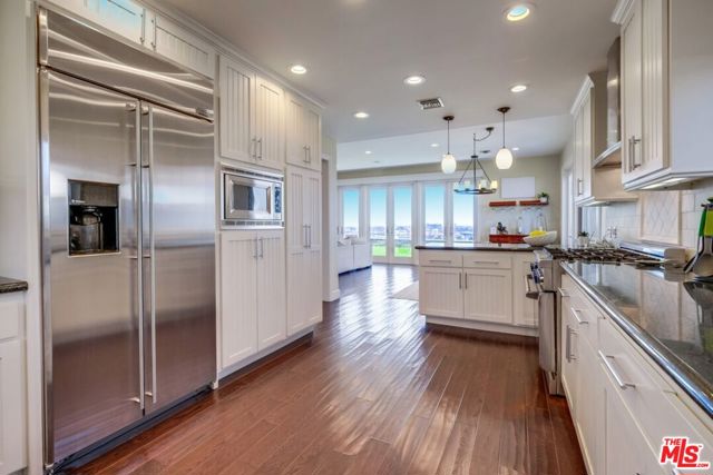 6537 Hedding Street, Los Angeles CA: https://media.crmls.org/mediaz/487b1b7c-dc36-45c8-9766-bee24043e809.jpg