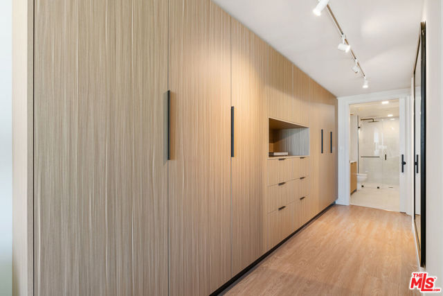 3688 Overland Avenue, Los Angeles CA: https://media.crmls.org/mediaz/487c4f65-c903-44c7-9c61-1e8e26152c6c.jpg