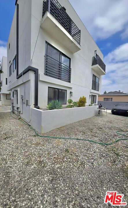 1724 Menlo Avenue, Los Angeles CA: https://media.crmls.org/mediaz/487cade2-ec2a-4a85-b1f4-1c1bbde1a7b9.jpg