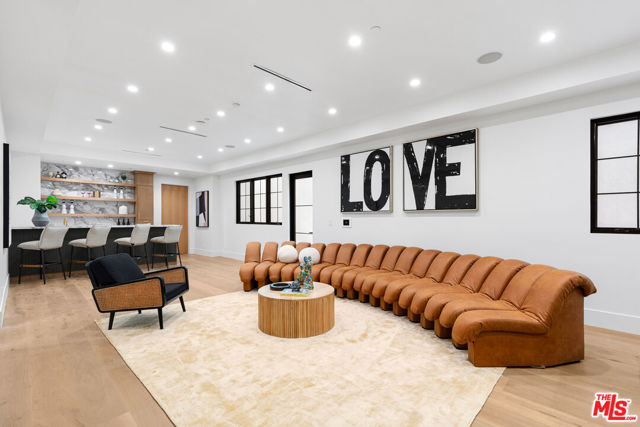 2565 Patricia Avenue, Los Angeles CA: https://media.crmls.org/mediaz/487d86c8-adc7-4376-a6f5-b34dc65c6e2f.jpg